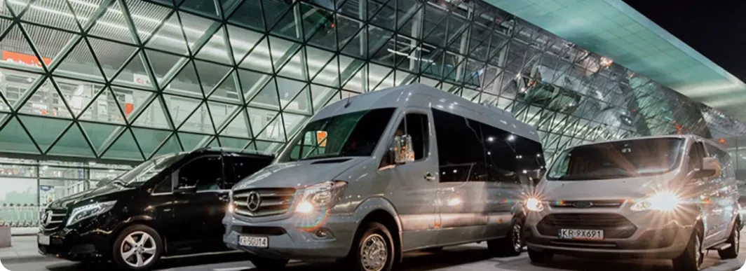 Busy do transportu osób na tle lotniska